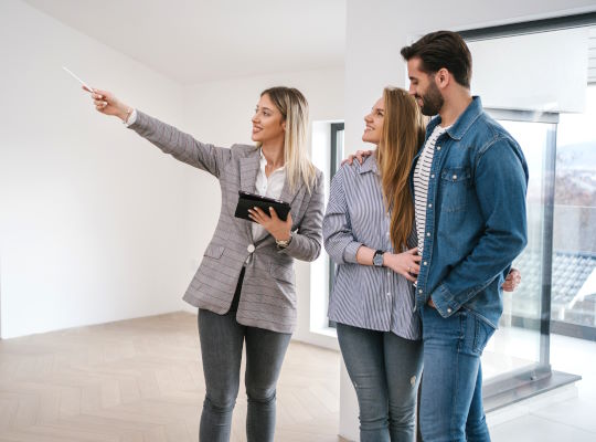 Mäklare visar lägenhet för ett par